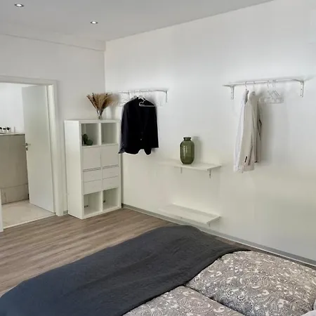 Schoenes Zimmer Mit Eigenem Bad Parkplatz Kostenlos Lejlighed *